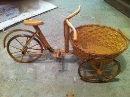 Triciclo in legno con cesto in vimini