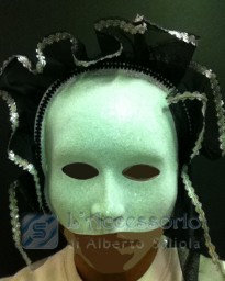 Maschera plastica bianca decorata